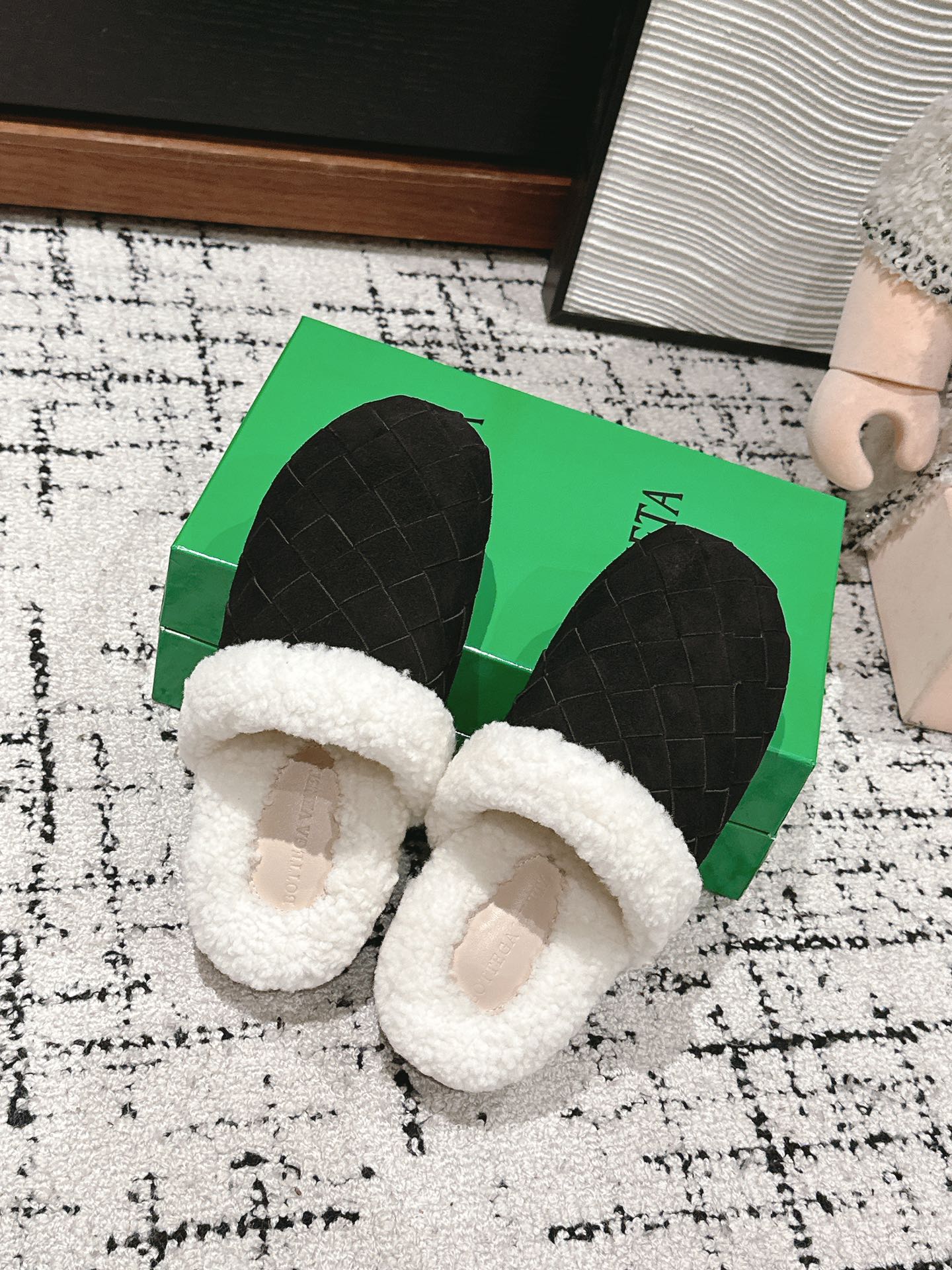 REGGIE SLIPPER IN BLACK SUEDE AND SHEARLING LINING - 35