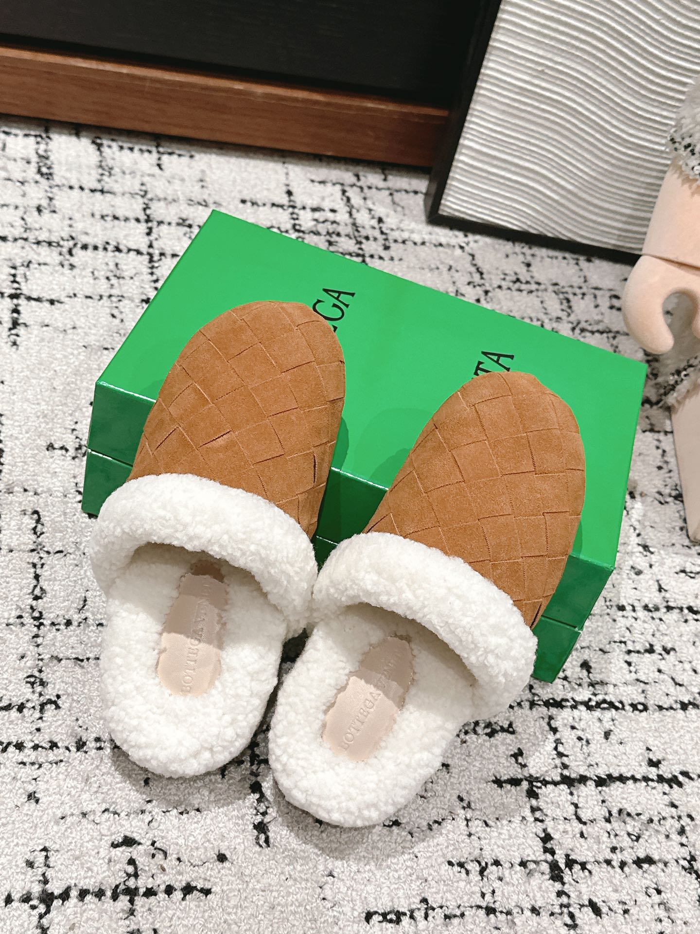 REGGIE SLIPPER IN BRONZE BROWN SUEDE AND SHEARLING LINING - 35
