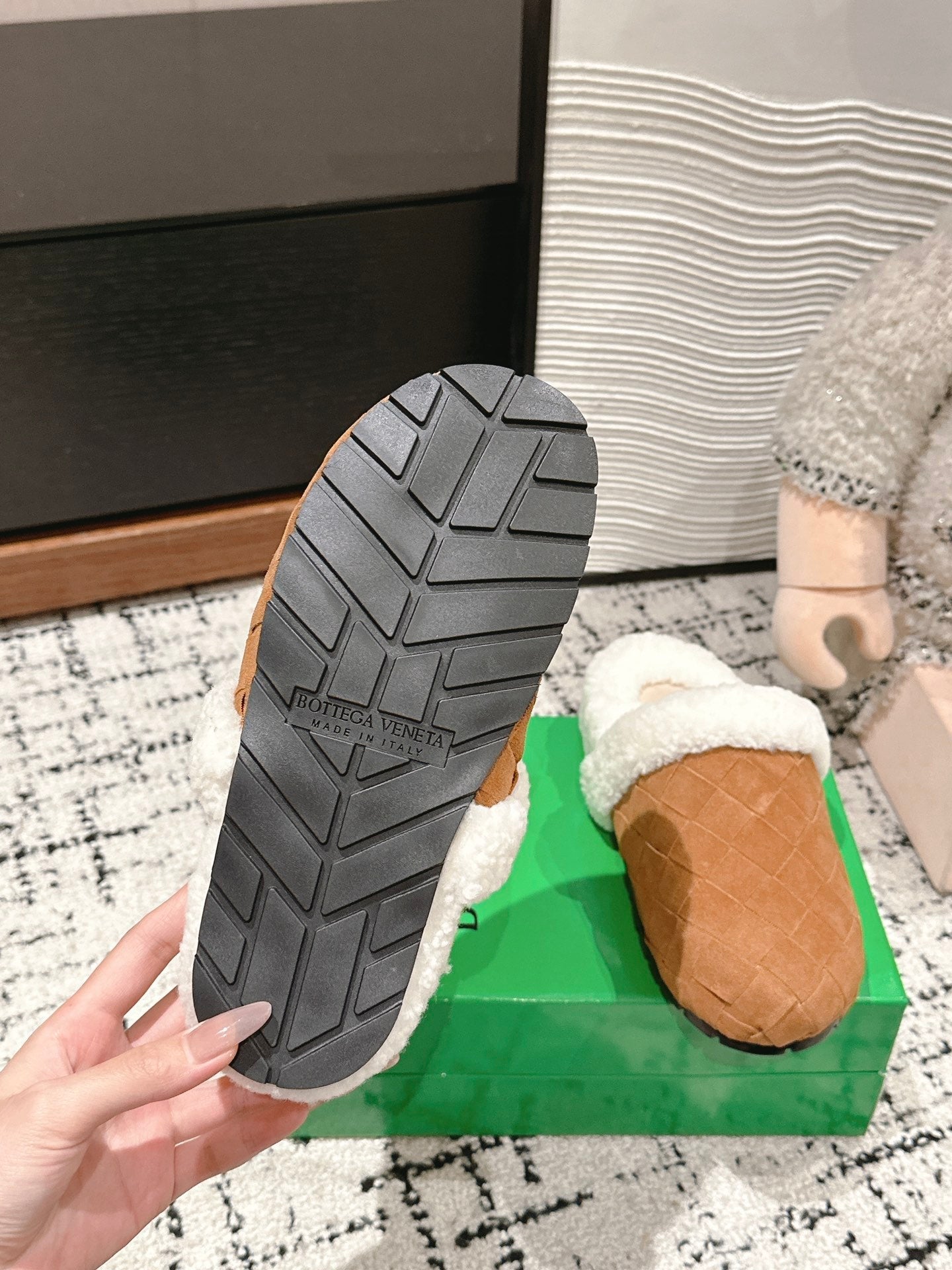 REGGIE SLIPPER IN BRONZE BROWN SUEDE AND SHEARLING LINING - 35