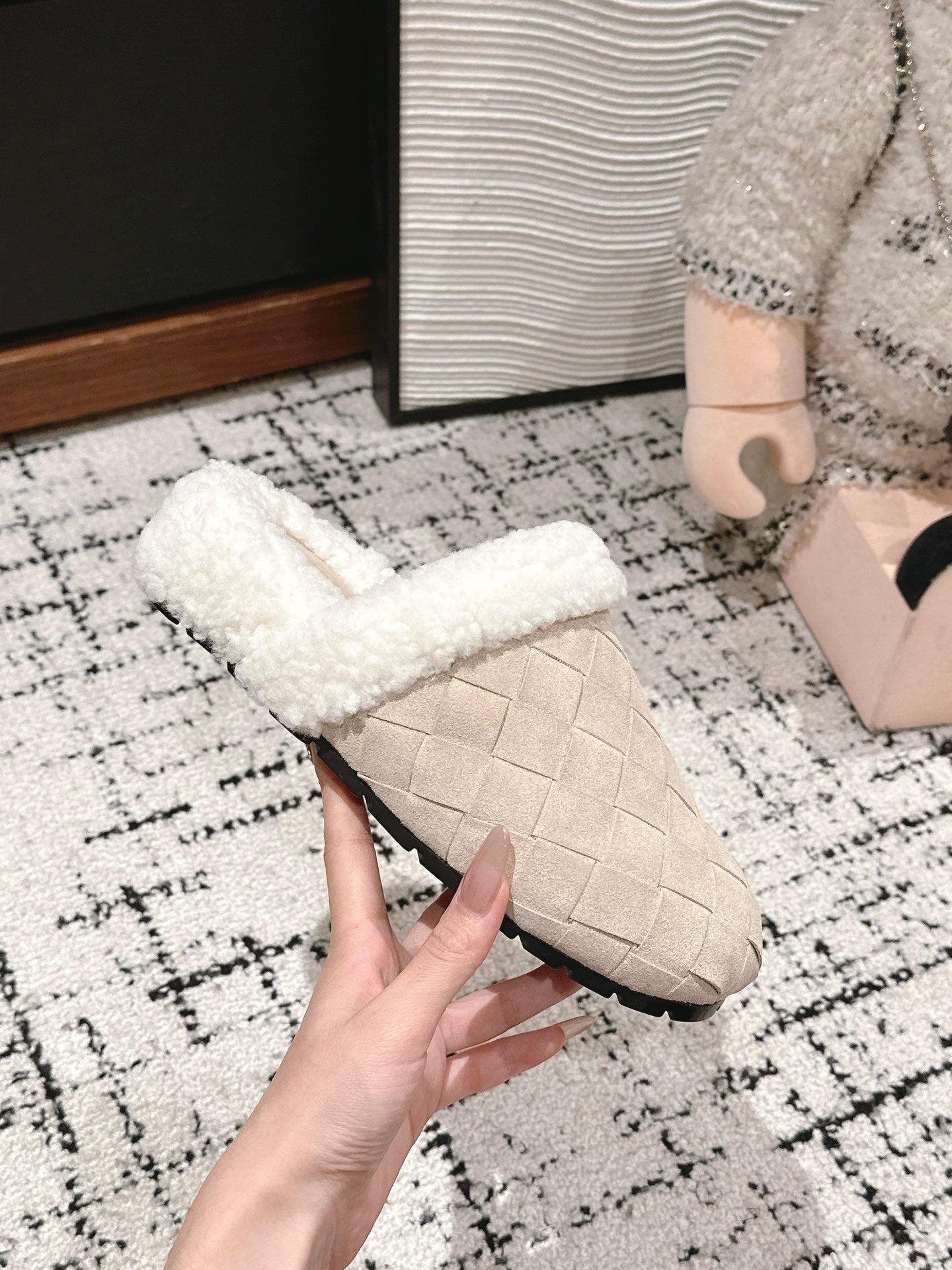 REGGIE SLIPPER IN BEIGE SUEDE AND SHEARLING LINING - 35
