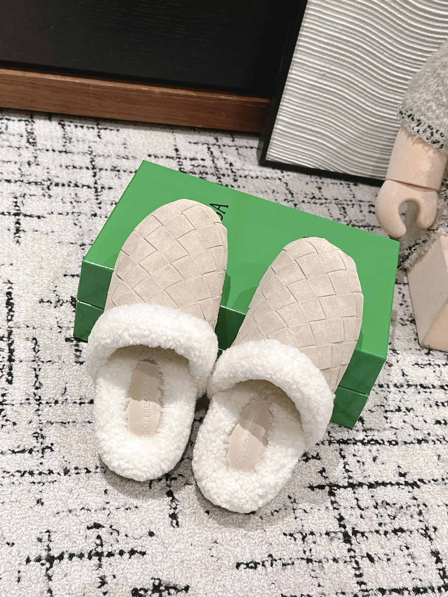 REGGIE SLIPPER IN BEIGE SUEDE AND SHEARLING LINING - 35