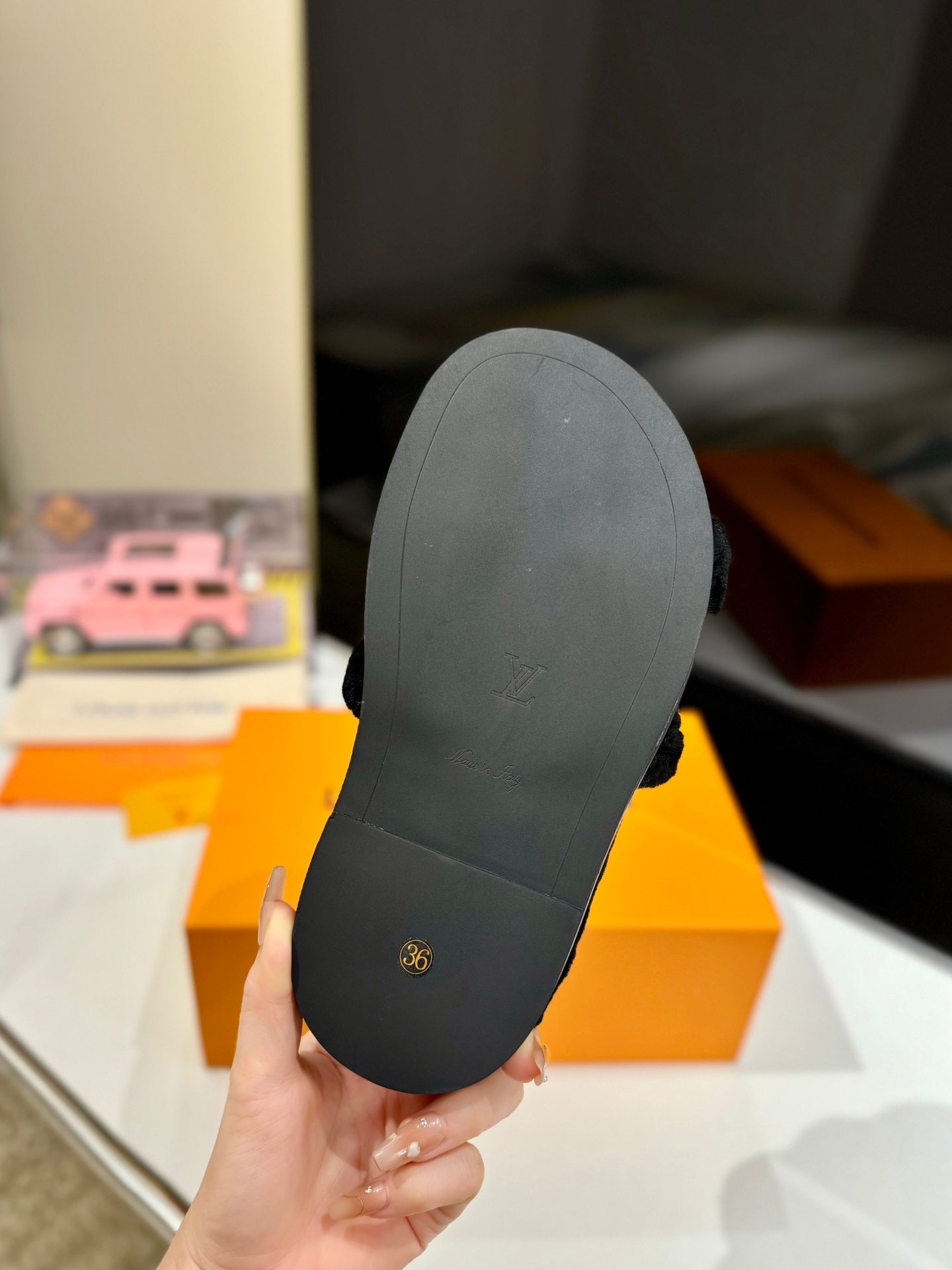 FURRY SLIPPER IN BLACK SHEARLING - 35