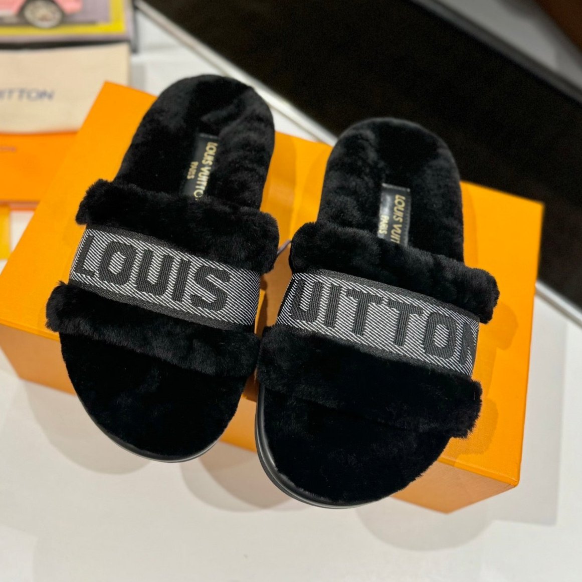 FURRY SLIPPER IN BLACK SHEARLING - 35