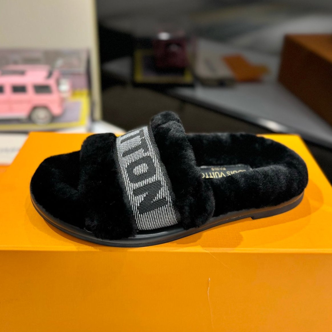 FURRY SLIPPER IN BLACK SHEARLING - 35