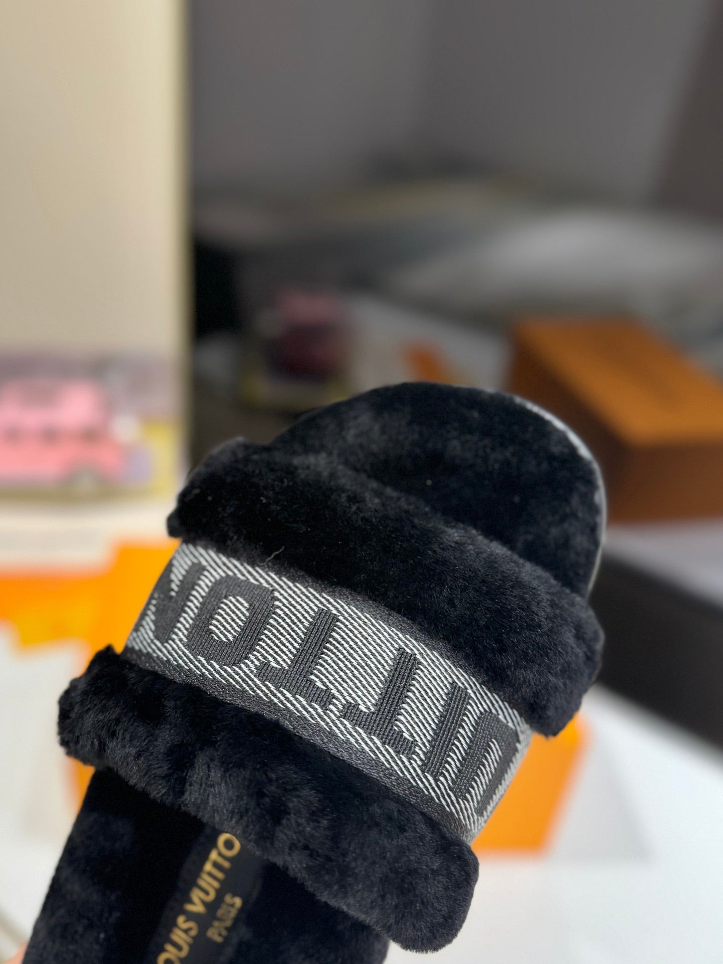 FURRY SLIPPER IN BLACK SHEARLING - 35