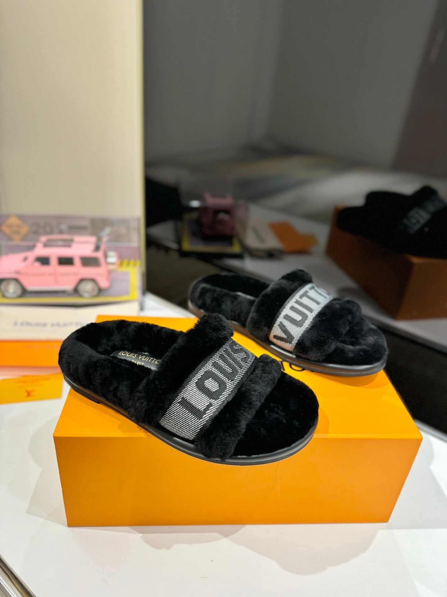 FURRY SLIPPER IN BLACK SHEARLING - 35