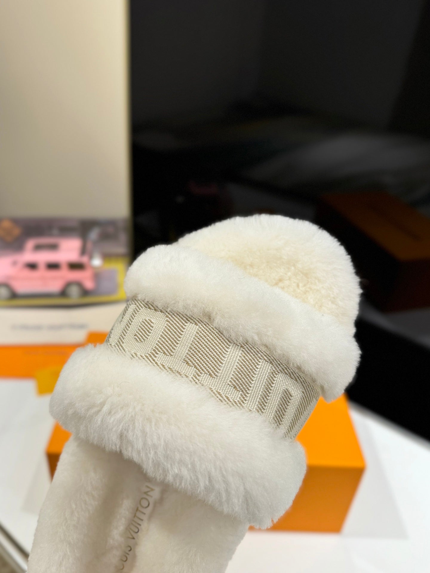 FURRY SLIPPER IN WHITE SHEARLING - 35