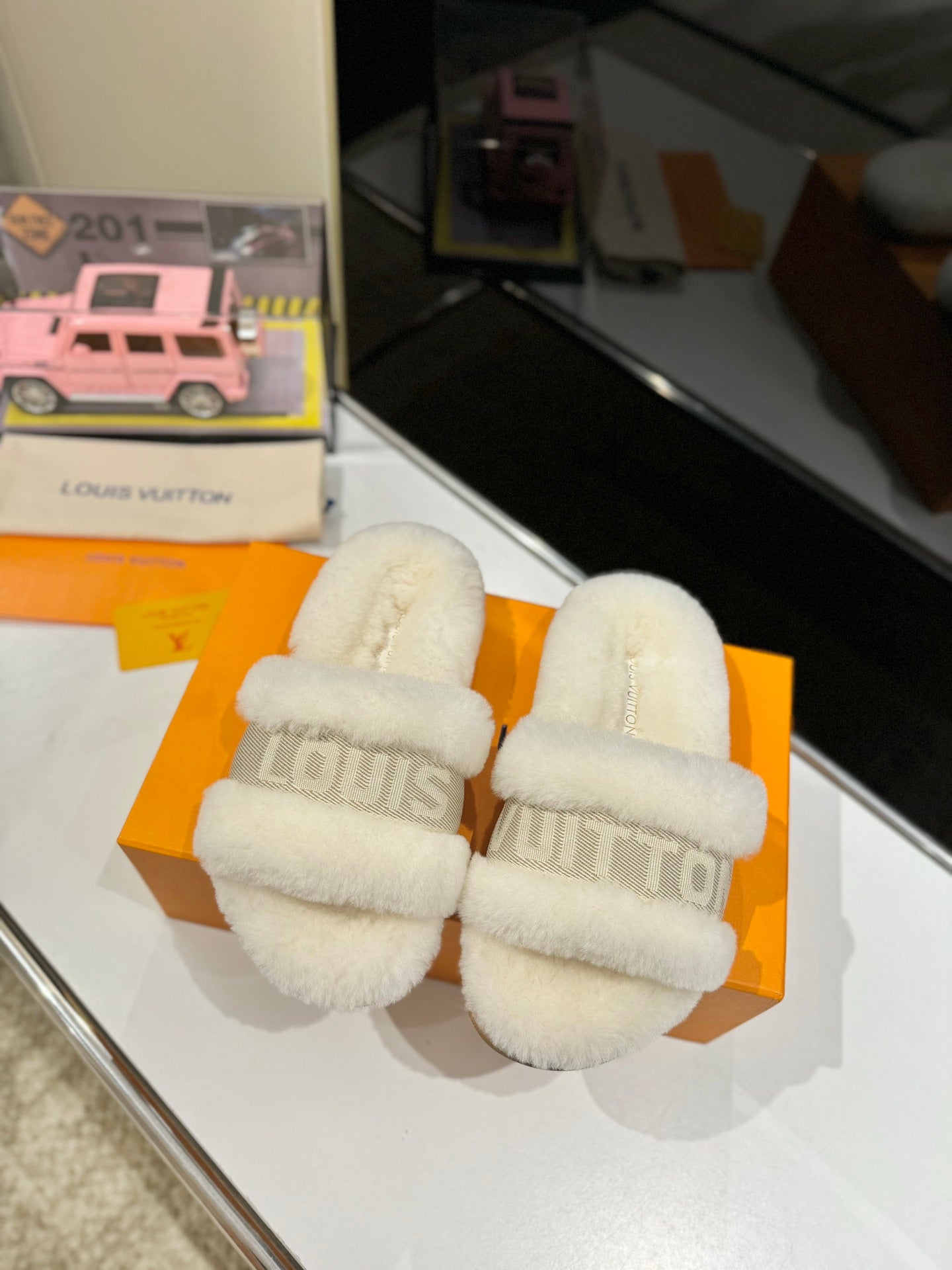 FURRY SLIPPER IN WHITE SHEARLING - 35