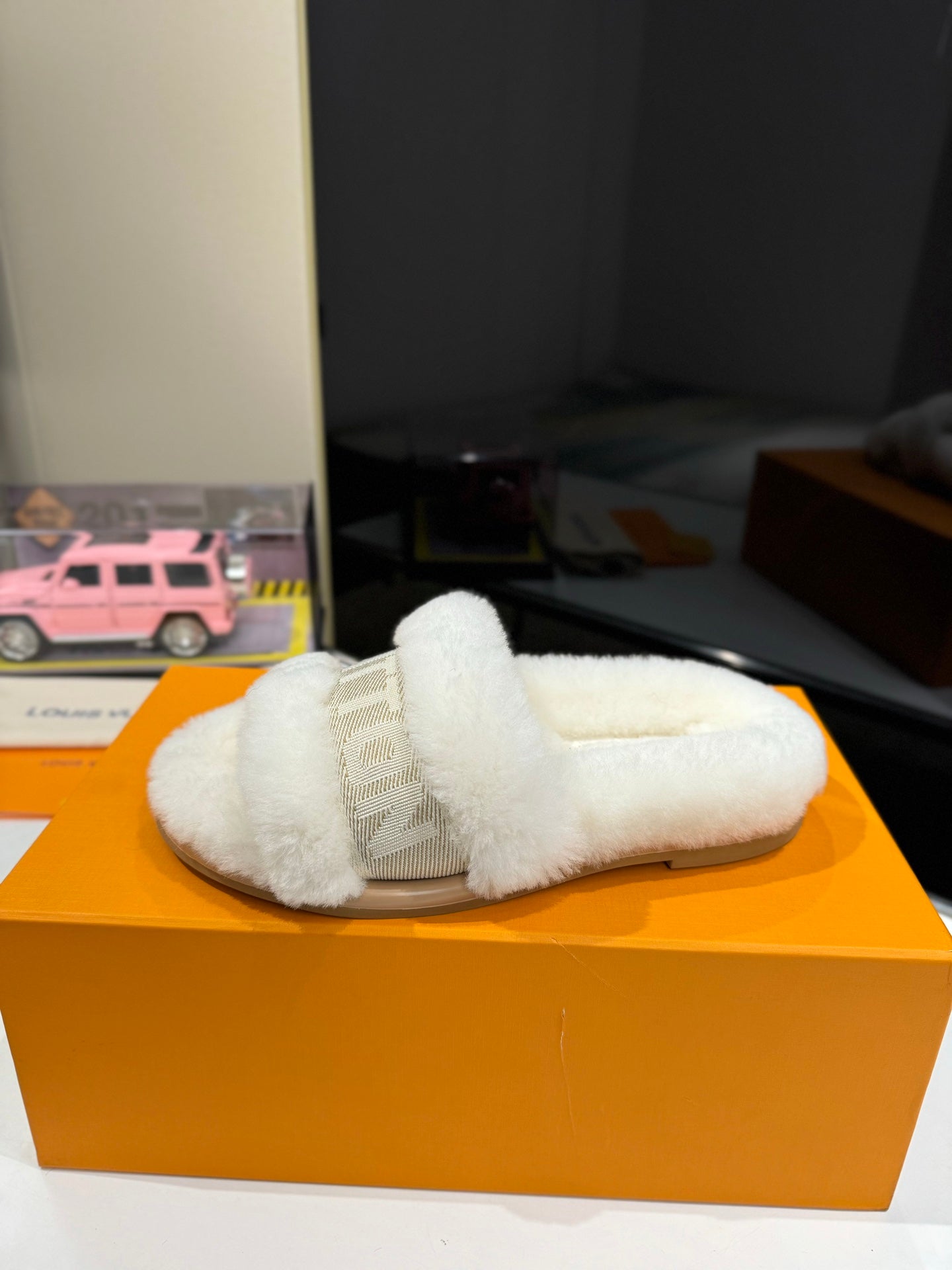 FURRY SLIPPER IN WHITE SHEARLING - 35