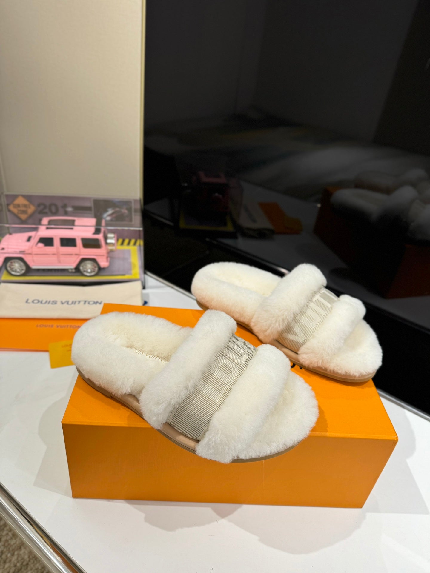 FURRY SLIPPER IN WHITE SHEARLING - 35