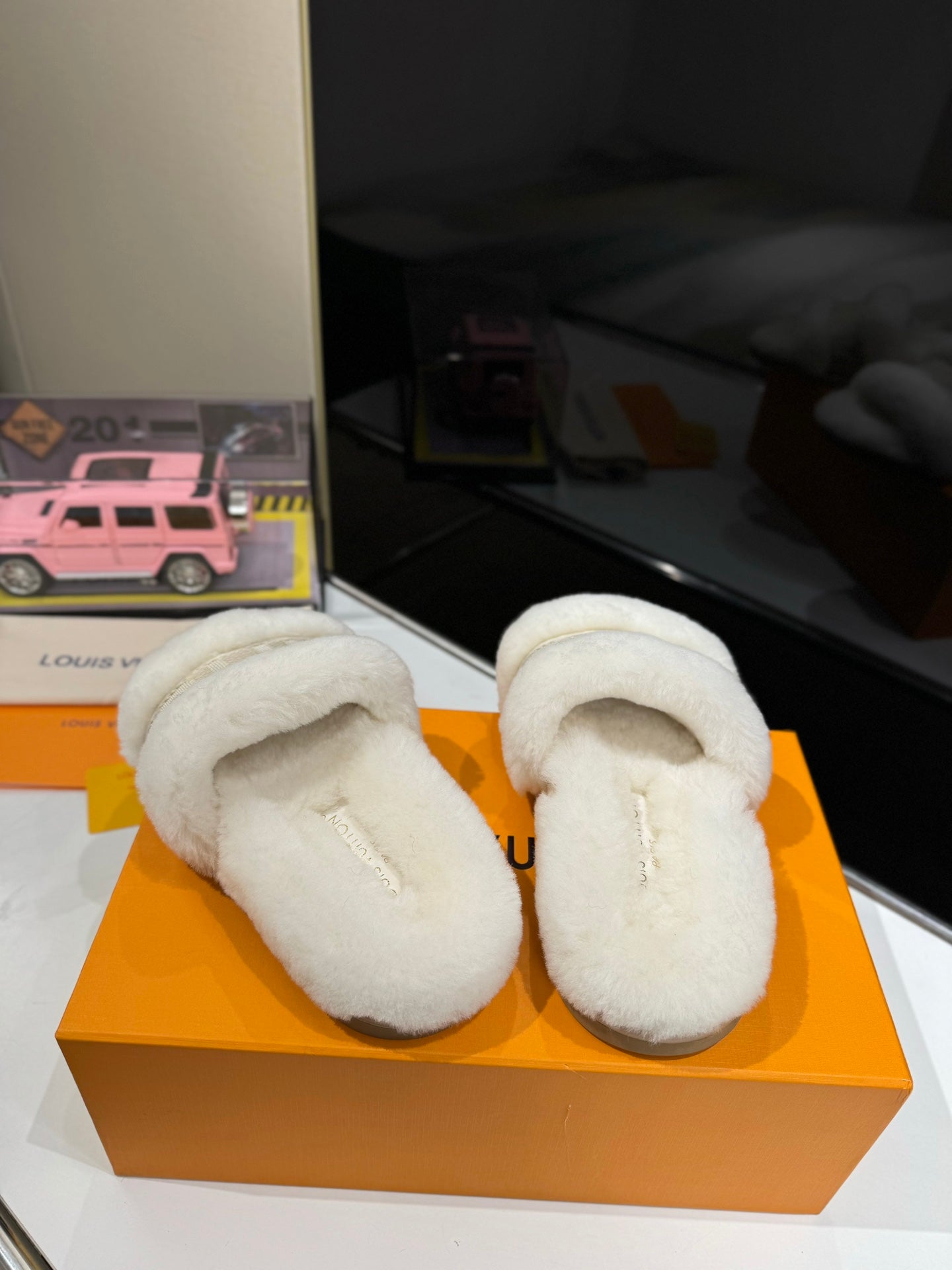 FURRY SLIPPER IN WHITE SHEARLING - 35