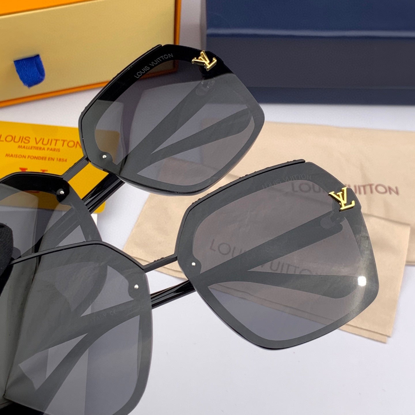 SQUARE SUNGLASSES L30157 IN BLACK ACETATE MONOGRAM LOGO - Small