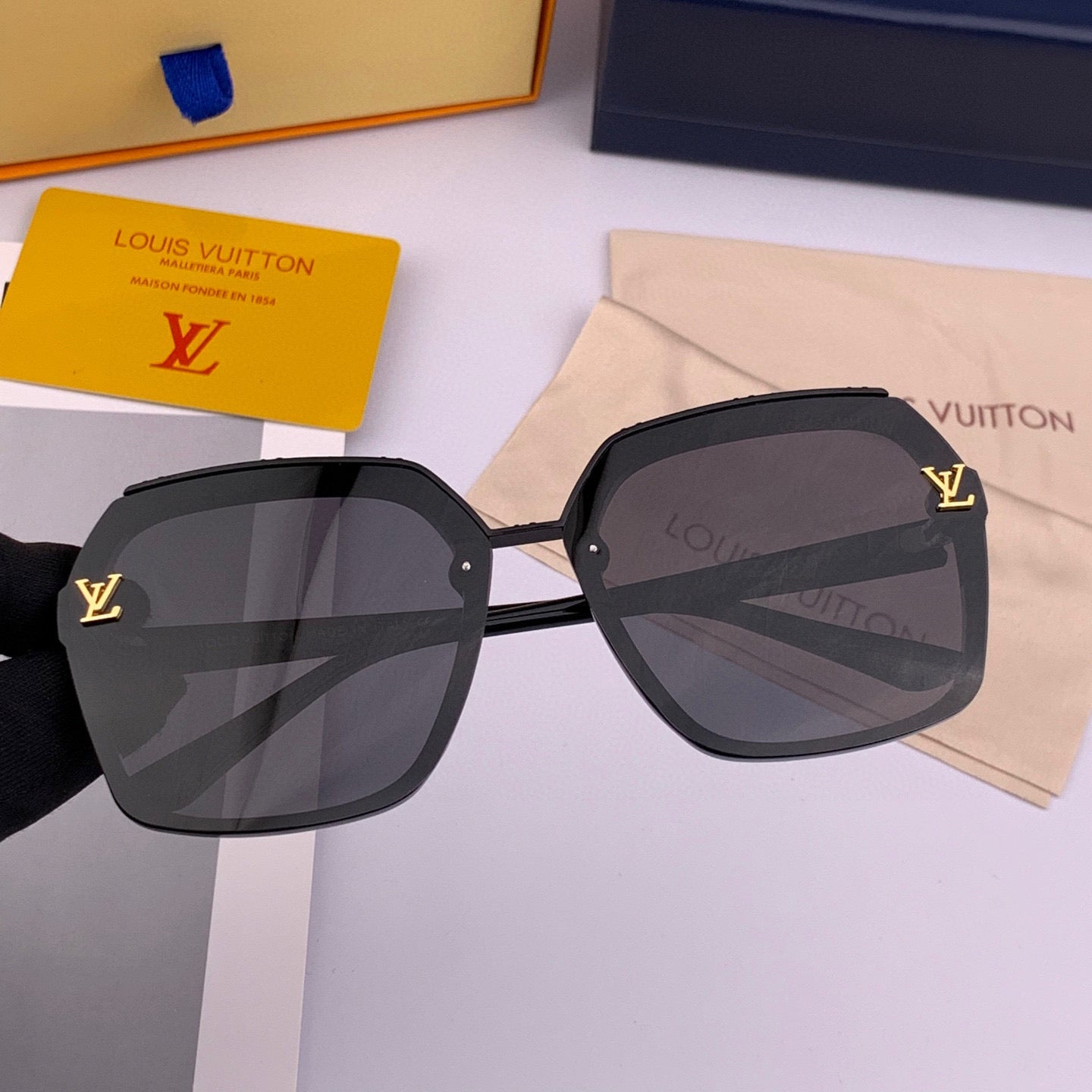 SQUARE SUNGLASSES L30157 IN BLACK ACETATE MONOGRAM LOGO - Small