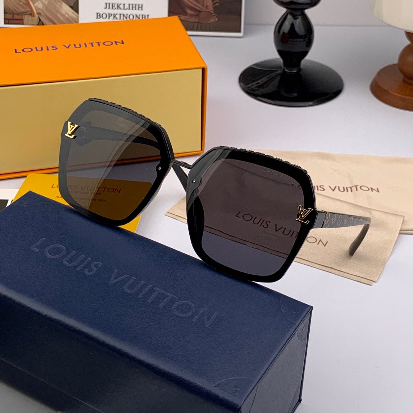 SQUARE SUNGLASSES L30157 IN BLACK ACETATE MONOGRAM LOGO - Small