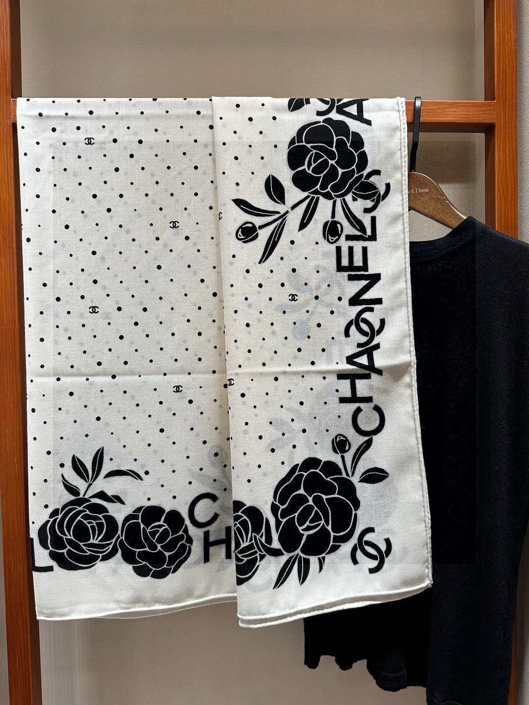 CHANEL 25S SCARF 140 IN SILK 735806