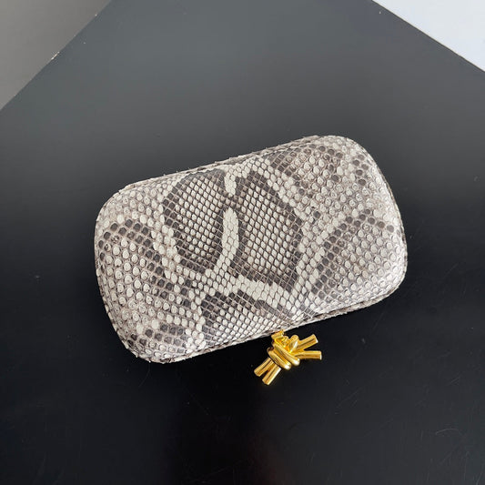 СУМКА-КЛАТЧ KNOT CHAIN 20.5 ЗІ ШКІРИ ТЕЛЯТИ ЗІ ЗМІЇНИМ ВІЗЕРУНКОМ