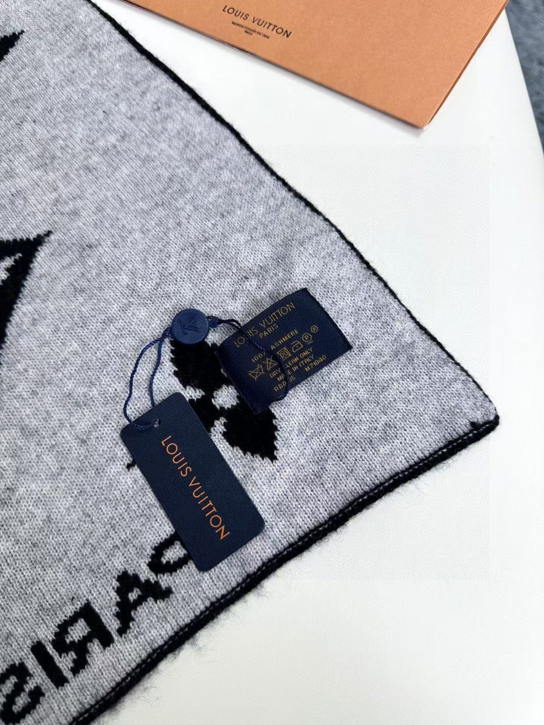 LV SCARF 180 CM IN CASHMERE 700777