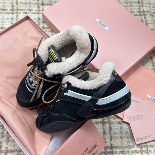 КРОСІВКИ MIUMIU 26S З ЧОРНОЇ ЗАМШІ ТА ОВЧИНИ