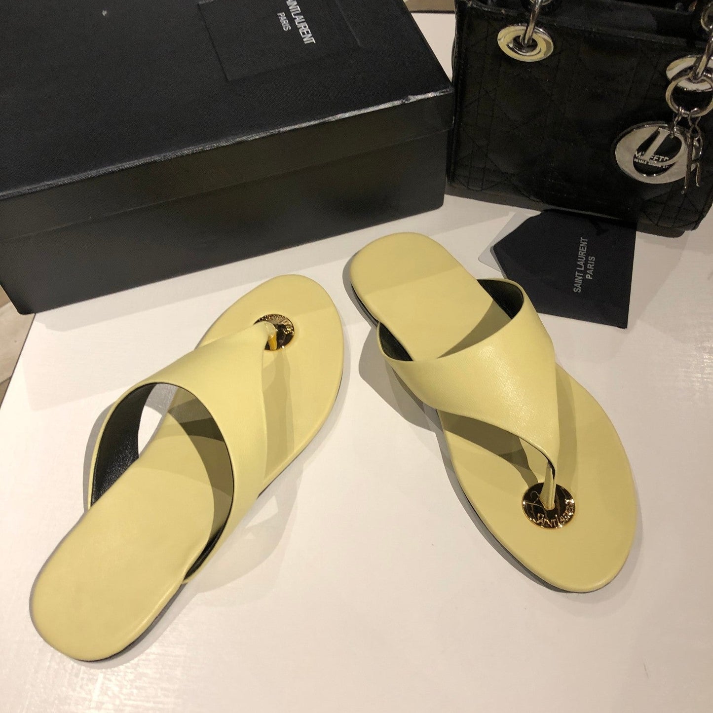 FLAT THONG IN LIGHT YELLOW CALFSKIN - 35