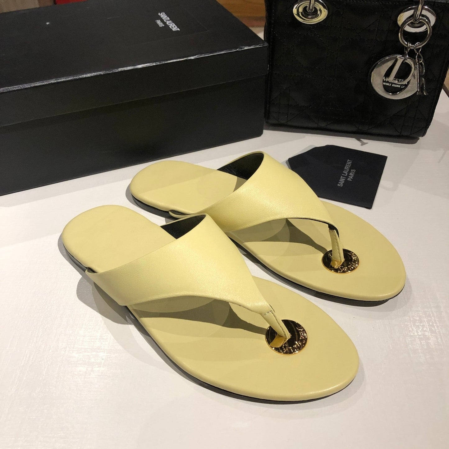 FLAT THONG IN LIGHT YELLOW CALFSKIN - 35
