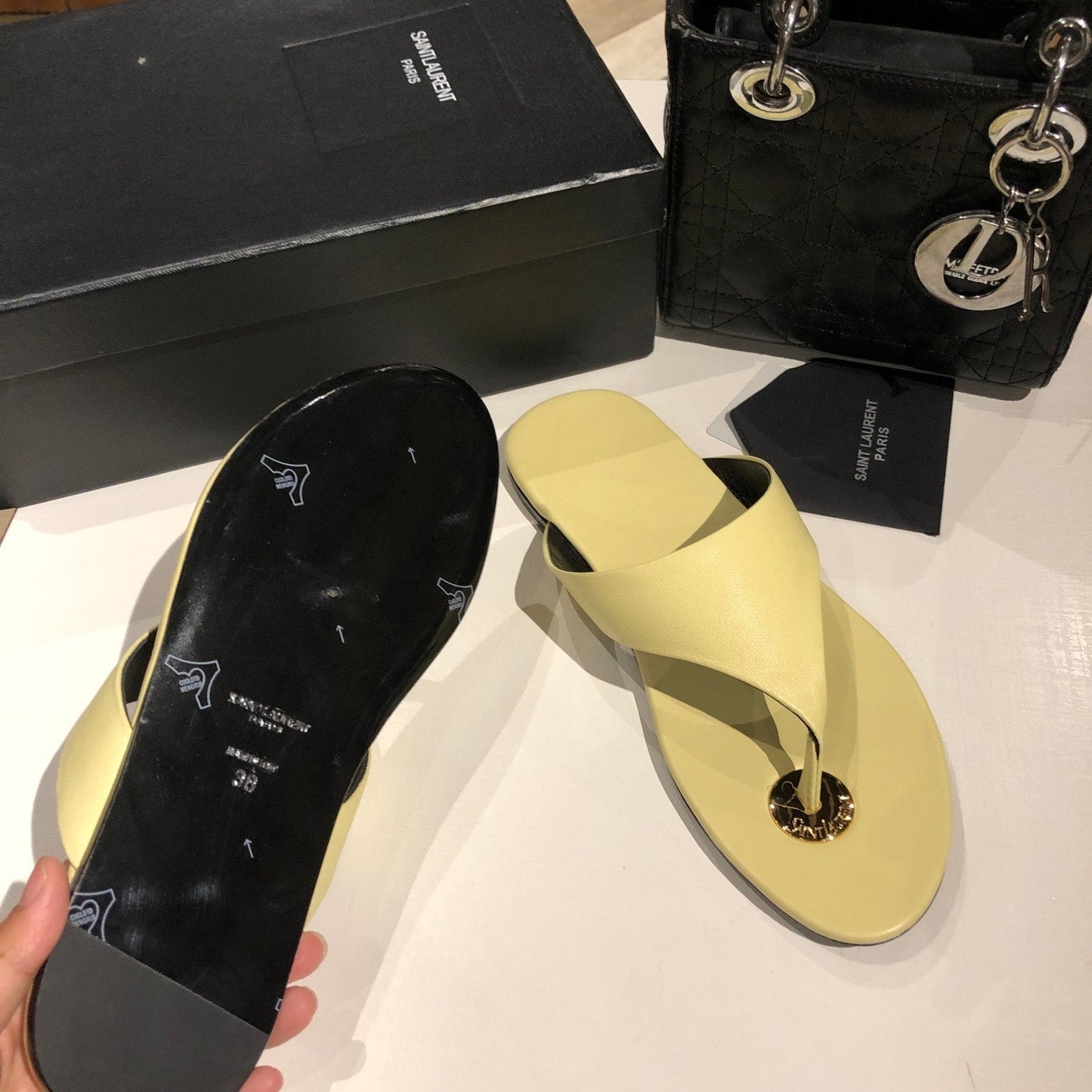 FLAT THONG IN LIGHT YELLOW CALFSKIN - 35