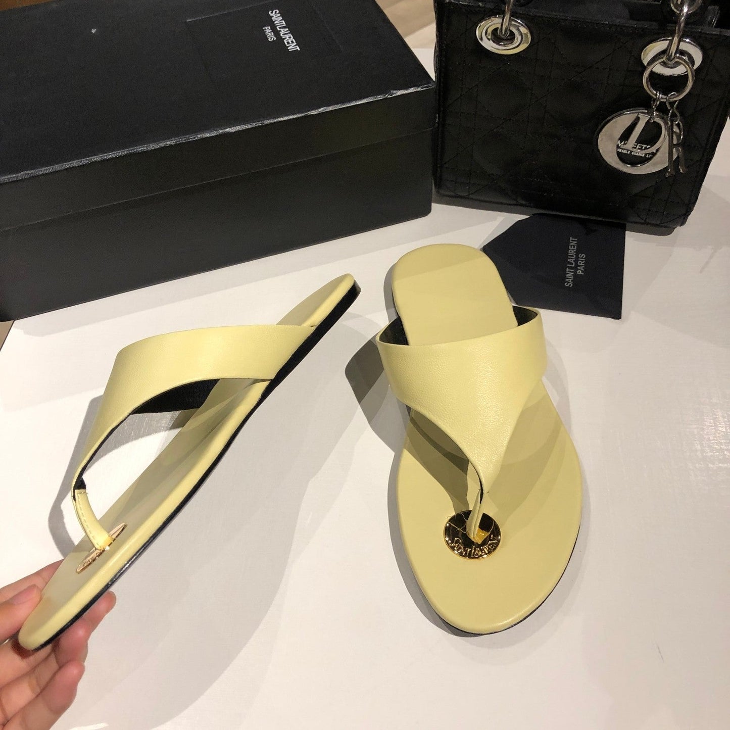 FLAT THONG IN LIGHT YELLOW CALFSKIN - 35