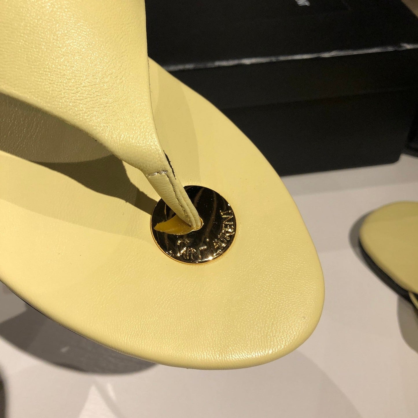 FLAT THONG IN LIGHT YELLOW CALFSKIN - 35