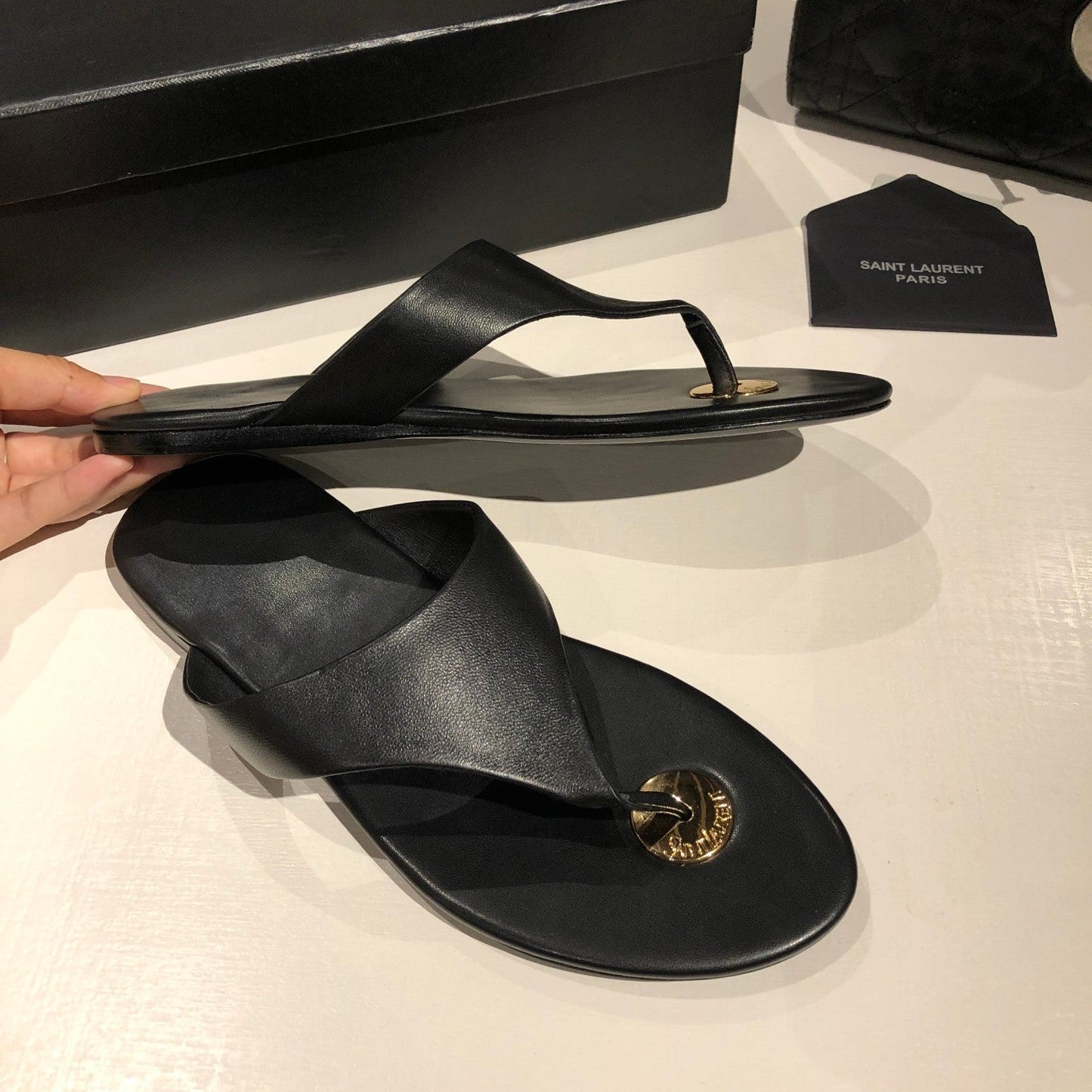 FLAT THONG IN BLACK CALFSKIN - 35