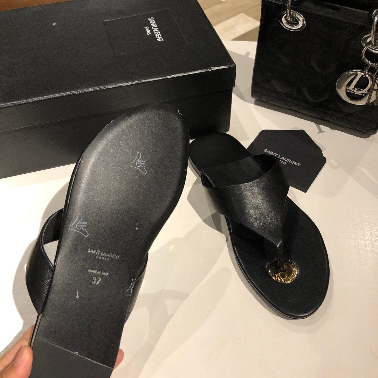 FLAT THONG IN BLACK CALFSKIN - 35