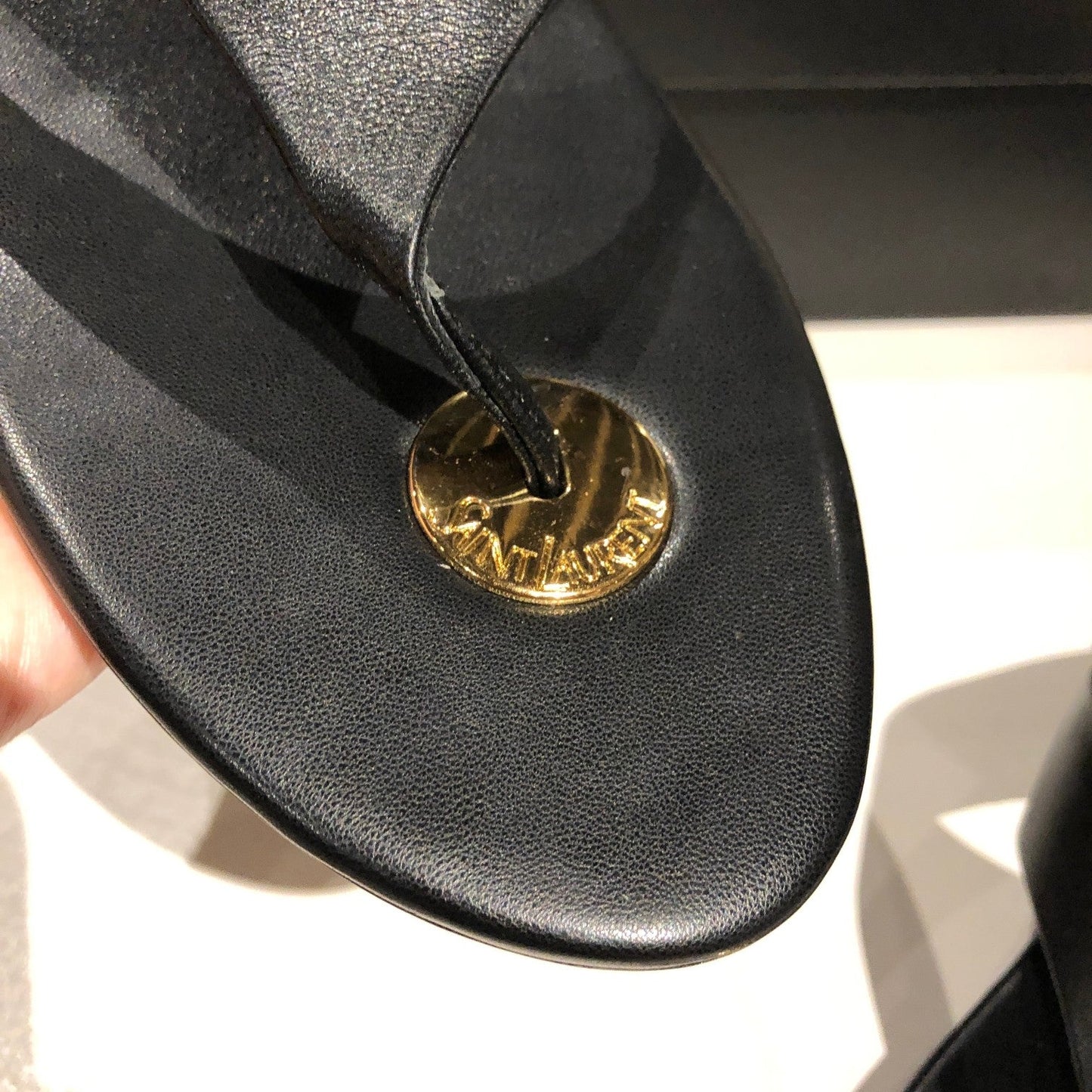 FLAT THONG IN BLACK CALFSKIN - 35