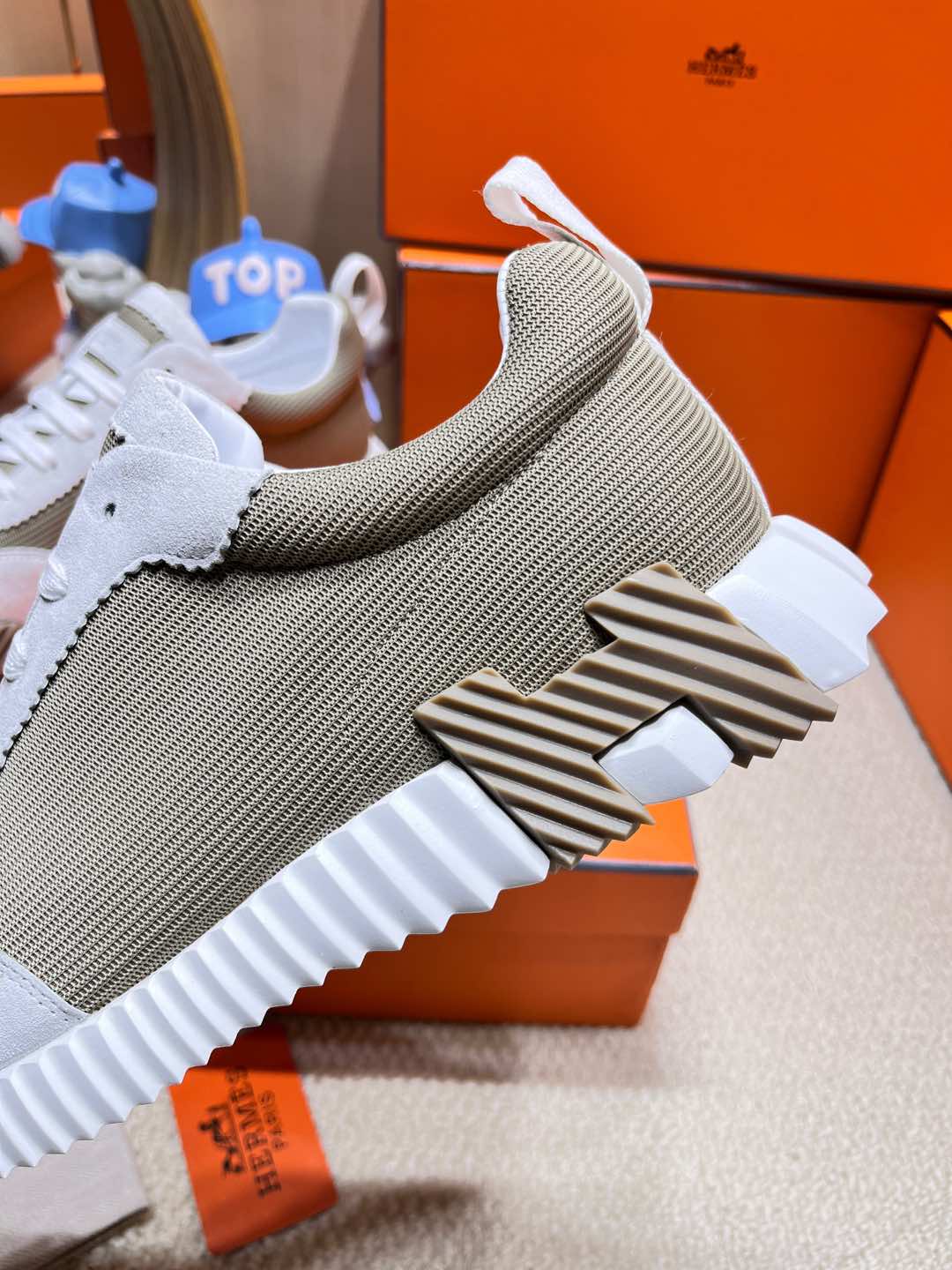 BOUNCING SNEAKER IN PALE GRAY SUEDE AND WOOD BROWN KNIT - 34