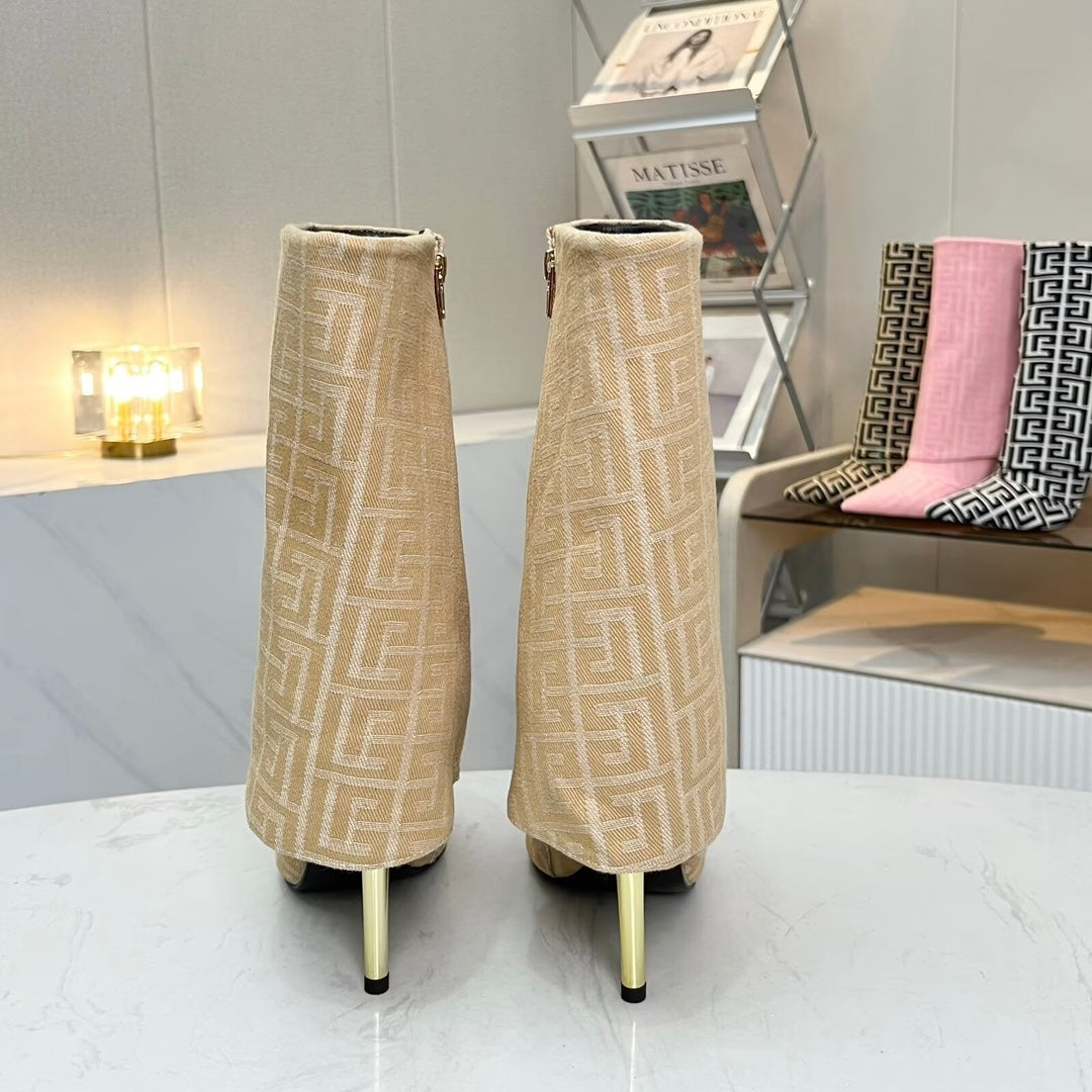 ЧОБОТИ BALMAIN 26S MONOGRAM НА ПІДБОРАХ 105 ММ З ЖАККАРДОВОГО ПОЛОТНА ВІДТІНКУ NUDE BEIGE