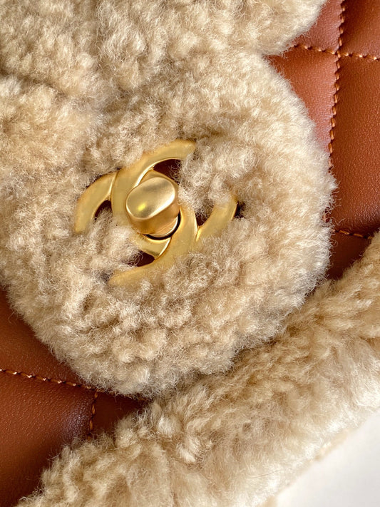 CHANEL 25S СУМКА-ФЛЕП 18 СМ З БЕЖЕВОЇ ВОВНИ ТА КОРИЧНЕВОЇ ШКІРИ ЯГНЯТИ