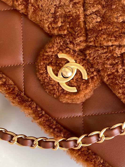 CHANEL 25S СУМКА-ФЛЕП 23,5 СМ З КОРИЧНЕВОЇ ВОВНИ ТА ОВЕЧОЇ ШКІРИ