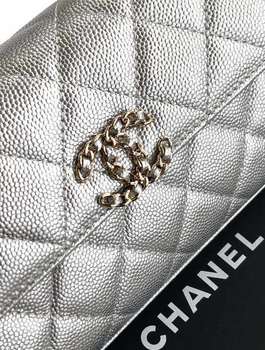 CHANEL 25S СУМКА KELLY 18 ЗІ СРІБНОЇ ІКРИСТОЇ ШКІРИ З ЗОЛОТОЮ ФУРНІТУРОЮ СТИЛЬ 2
