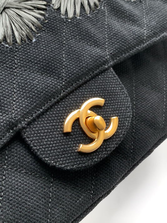 CHANEL 25S CLASSIC FLAP 26 СМ З ЧОРНОГО ПОЛОТНА КОЛЬОРУ ЗБРОЙНОЇ СТАЛІ З ВИШИТИМ МОТИВОМ ТА ЗОЛОТОЮ ФУРНІТУРОЮ