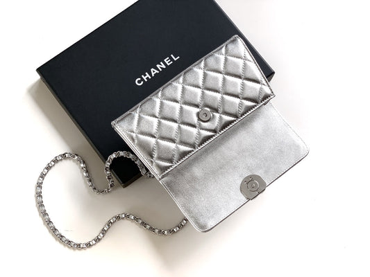 СУМКА CHANEL 25S KELLY 18 ЗІ СРІБНОЇ МЕТАЛЕВОЇ ШКІРИ ЯГНЯ ЗІ СРІБНОЮ ФУРНІТУРОЮ, СТИЛЬ 3
