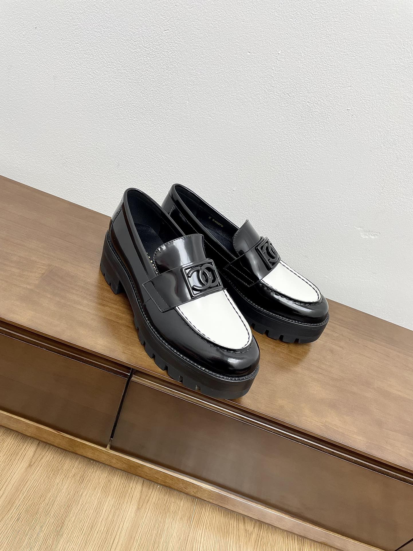 LOAFER BLACK MIX WHITE CALFSKIN - 35