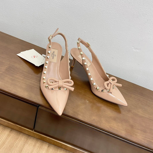 БОСОНІЖКИ ROCKSTUD З ЗАКРИТИМ НОСКОМ І РЕМІНЦЕМ ЗЗАДУ З ЛАКОВАНОЇ ШКІРИ NUDE TAN, КАБЛУК 60 ММ - 35