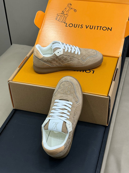 STADIUM SNEAKER IN KHAKI BROWN EMBOSSED MONOGRAM SUEDE - 35