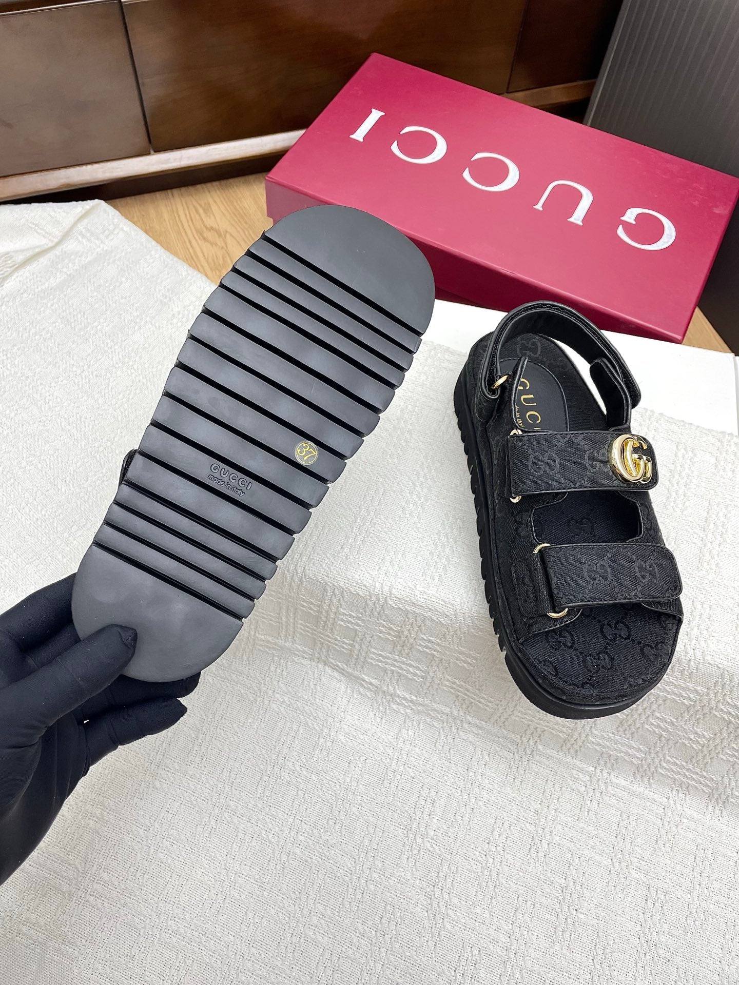 GG CLASSIC SANDALS 25S IN BLACK FABRIC WITH GOLD HARDWARE - 35