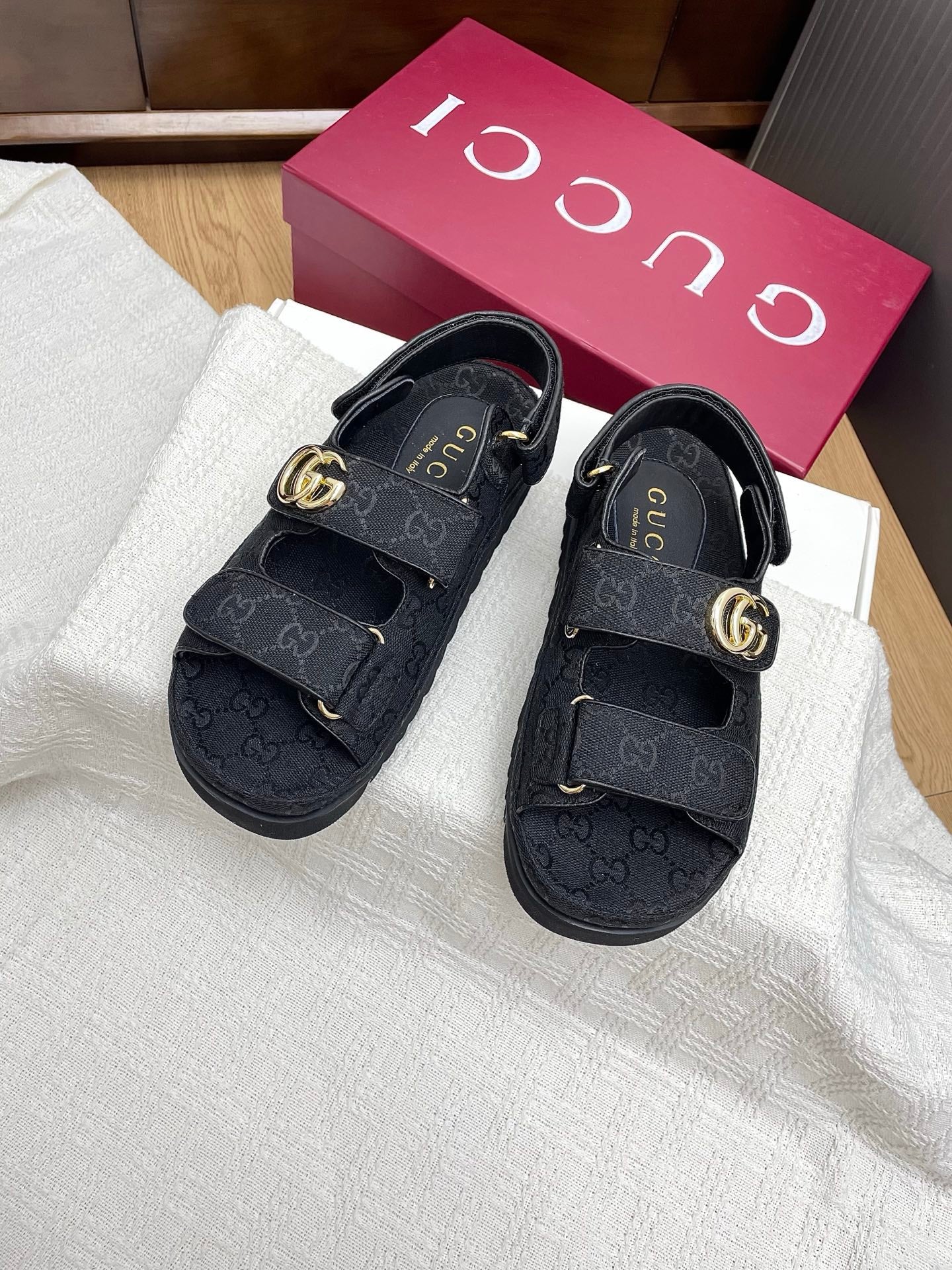 GG CLASSIC SANDALS 25S IN BLACK FABRIC WITH GOLD HARDWARE - 35