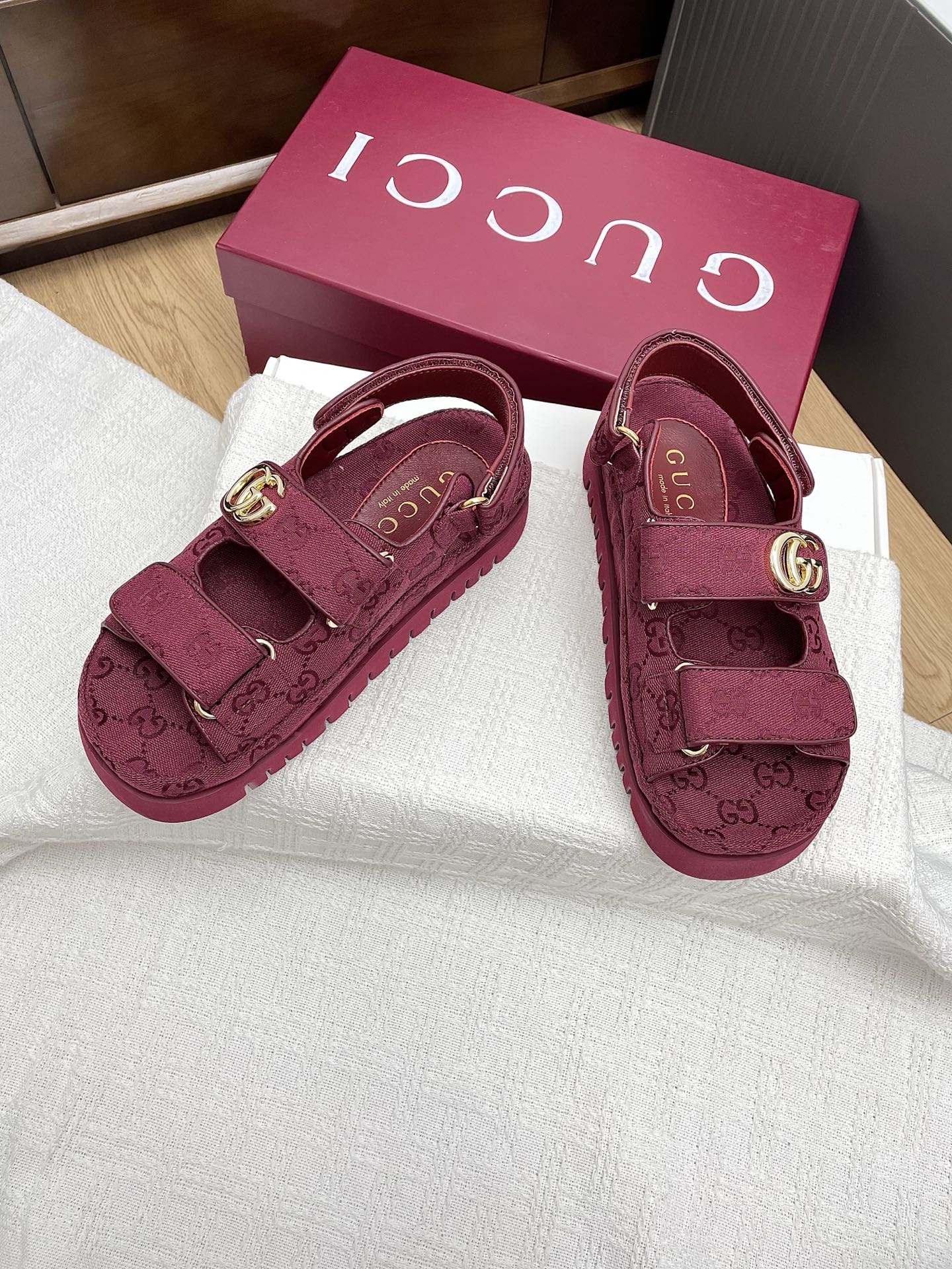 GG CLASSIC SANDALS 25S IN RED FABRIC WITH GOLD HARDWARE - 35