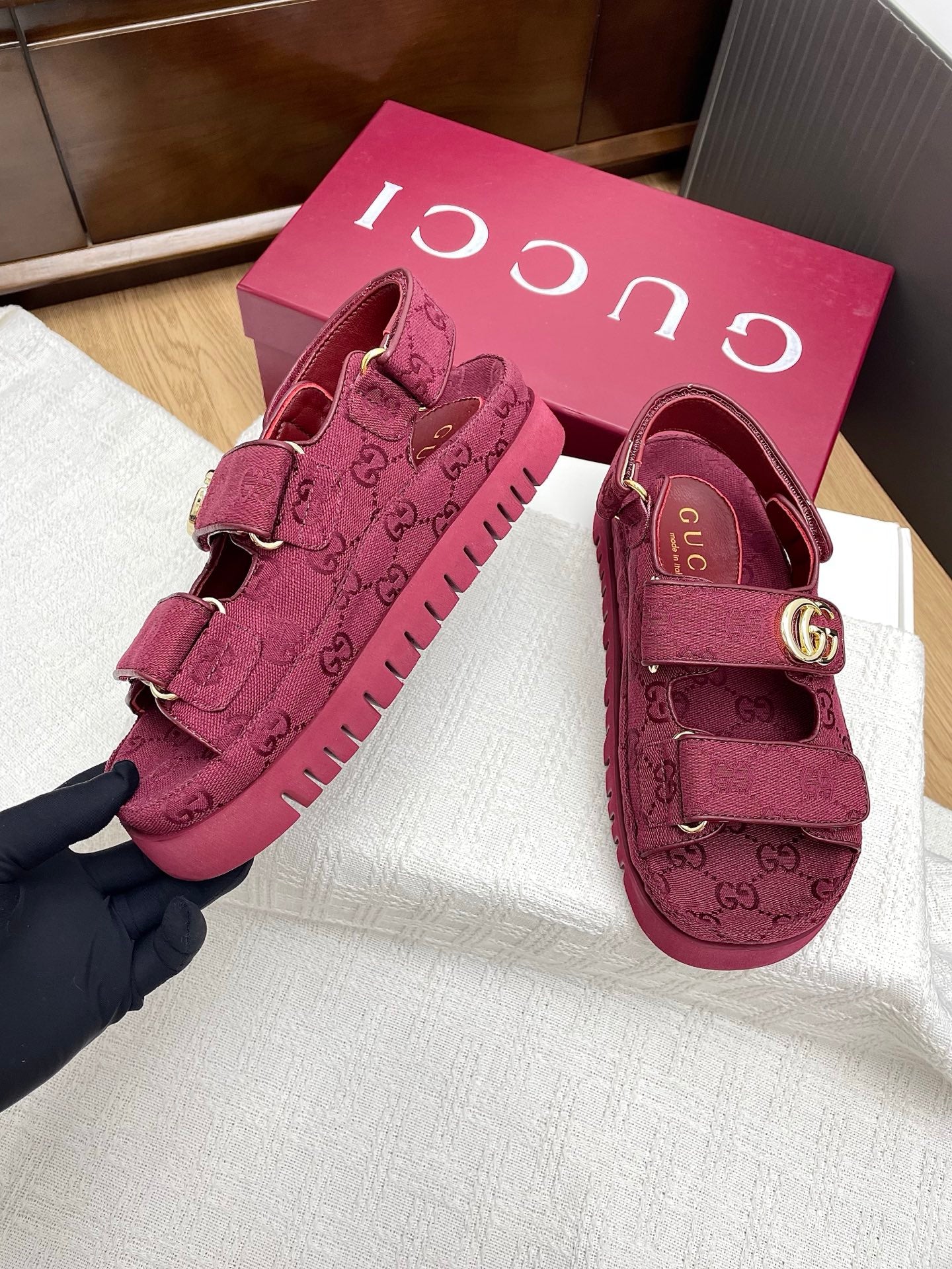 GG CLASSIC SANDALS 25S IN RED FABRIC WITH GOLD HARDWARE - 35