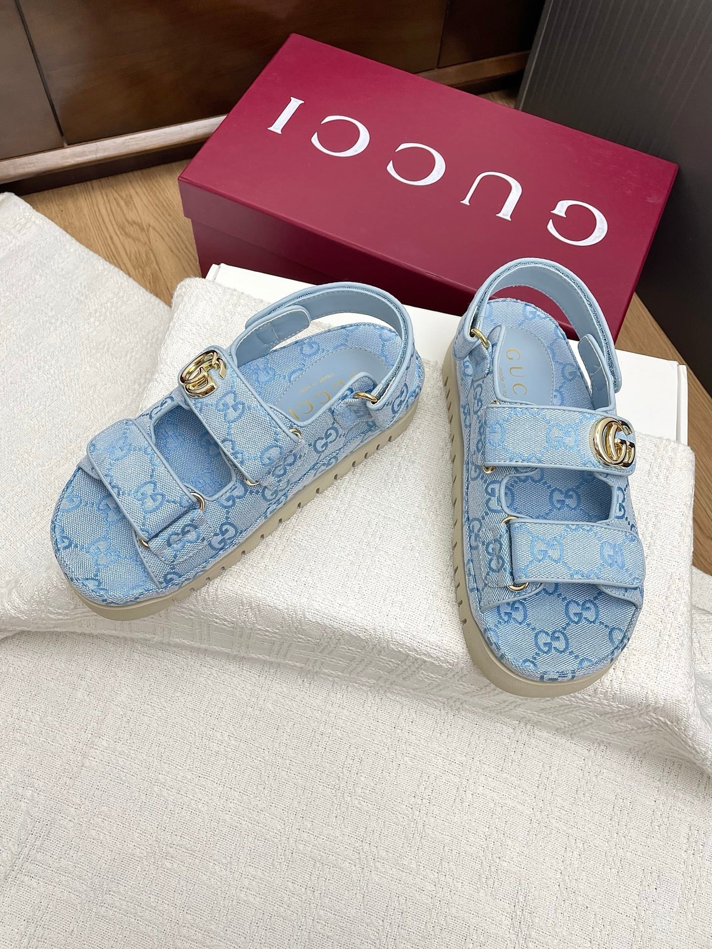 GG CLASSIC SANDALS 25S IN SKY BLUE FABRIC WITH GOLD HARDWARE - 35