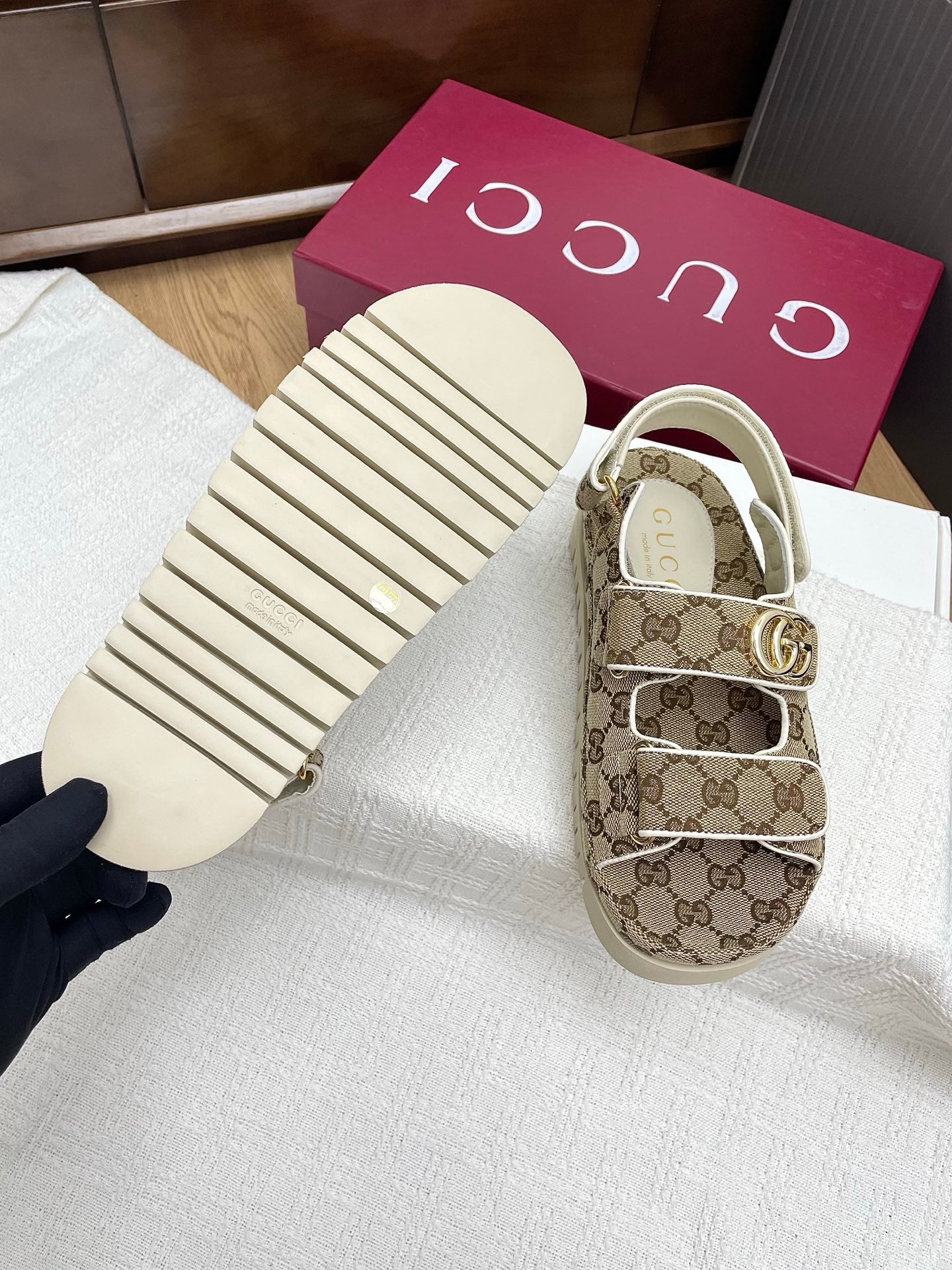 GG CLASSIC SANDALS 25S IN BEIGE FABRIC WITH GOLD HARDWARE - 35
