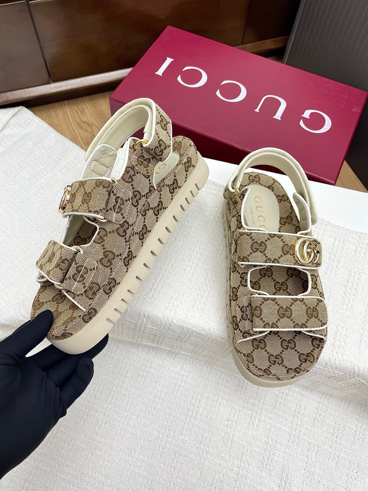 GG CLASSIC SANDALS 25S IN BEIGE FABRIC WITH GOLD HARDWARE - 35