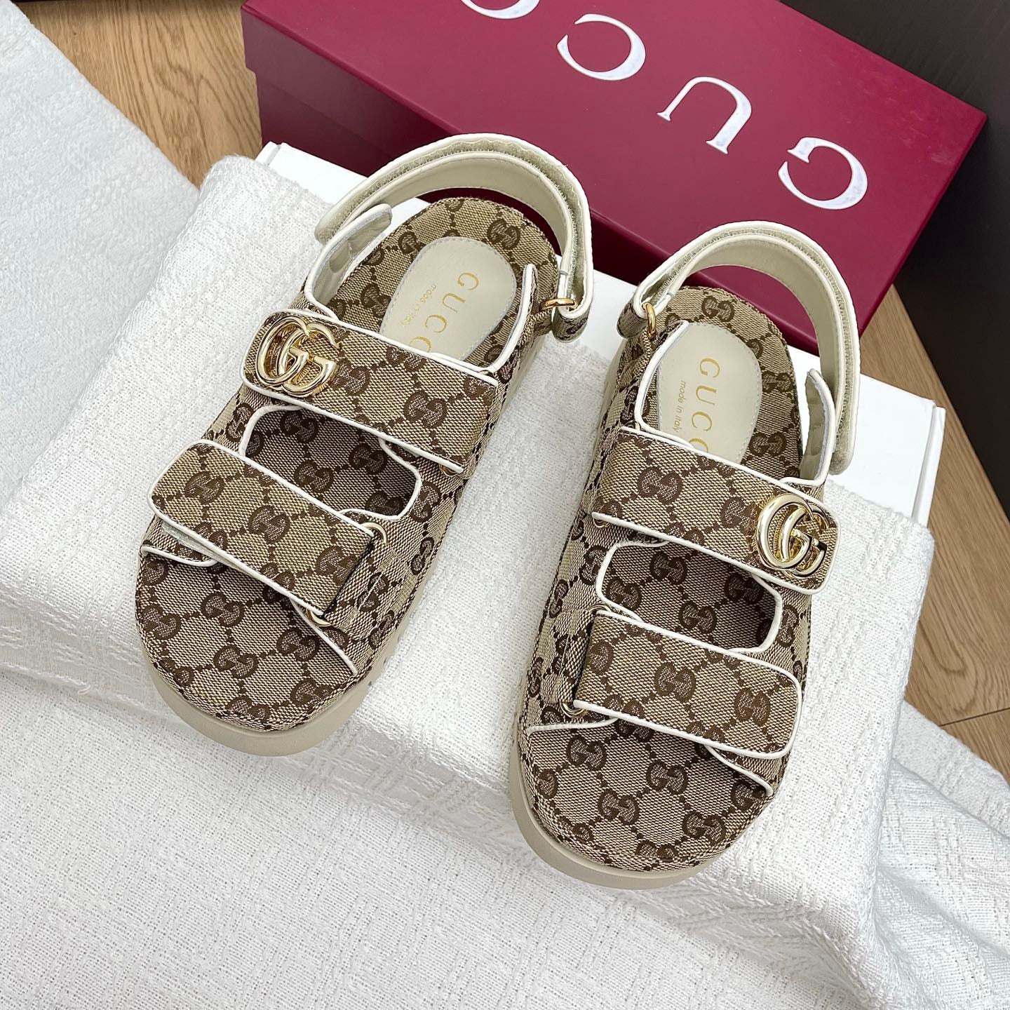 GG CLASSIC SANDALS 25S IN BEIGE FABRIC WITH GOLD HARDWARE - 35