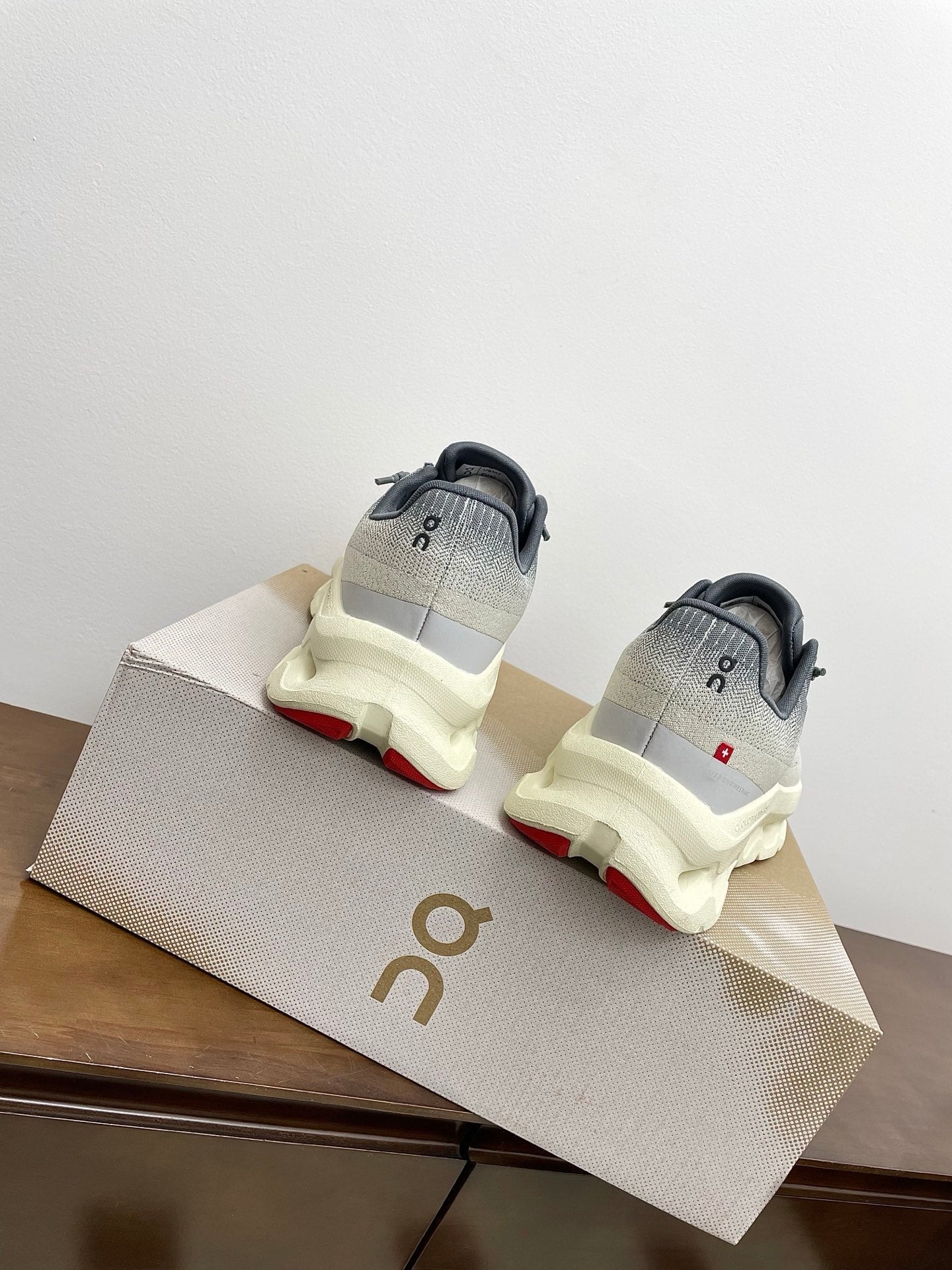 КРОСІВКИ LOEWE 26S CLOUDTILT З ПЕРЕРОБЛЕНОГО ПОЛІЕСТЕРУ ВІДТІНКУ ТЕМНО-СІРИЙ ТА БІЛИЙ
