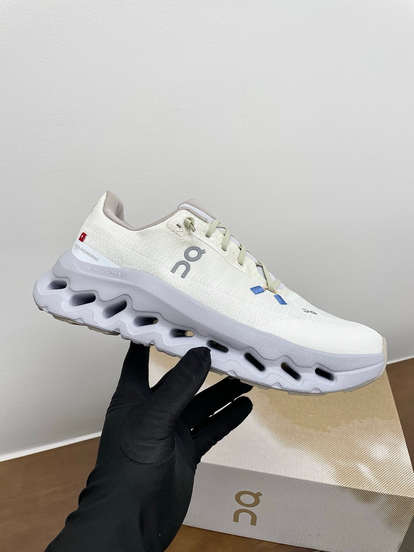 LOEWE 26S КРОСІВКИ CLOUDTILT З БІЛОГО ТА СВІТЛО-СІРОГО ПЕРЕРОБЛЕНОГО ПОЛІЕСТЕРУ